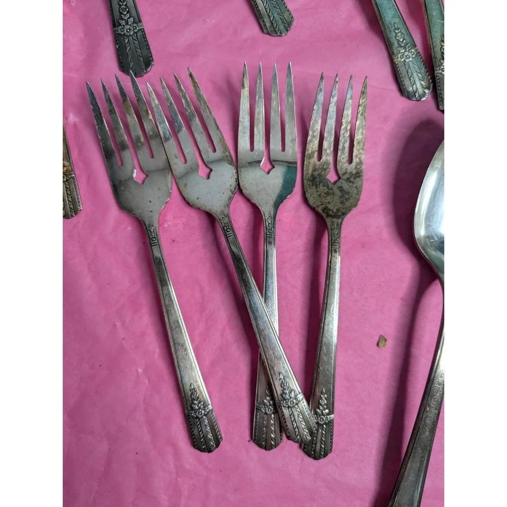 20 Lot WM A Rogers A1 Plus Onieda ltd tudor Silver plated flatware spoons forks‎